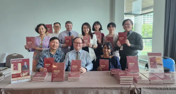 “English” contributors, editors, publisher, and the celebrated academic Professor Dr Stephen J Hall came together for a picture to commemorate the book launch. Pictured from left to right (clockwise): Dr Lee Su Kim, Assoc Prof Dr Chau Meng Huat, Dr Tamas Kiss, Carol Wong, Hani Hazman, Ivan Ling, Chong Wah Tien, Jey L Burkhardt, Professor Dr Stephen J Hall, Dr Nicholas Lee BK