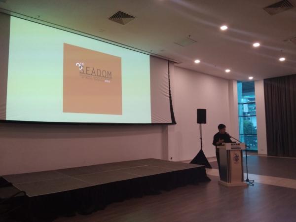 Dr Anothai Nitibhon, SEADOM President, takes the stage