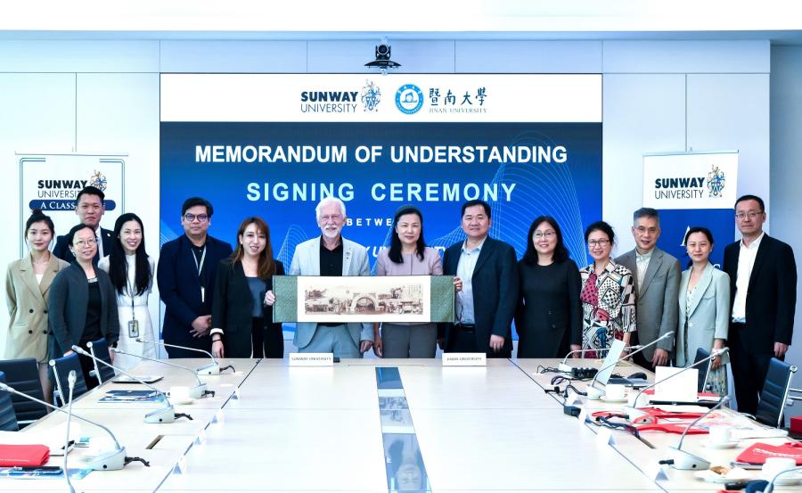 Following the signing, Professor Hong An and Professor Sibrandes Poppema exchanged mementos, symbolizing mutual sincerity and expressing anticipation for future educational achievements in their collaboration.