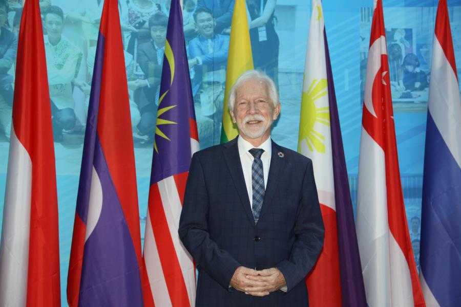 Professor Poppema Sibrandes, President of Sunway University, graced the Review Exhibition of China-ASEAN Education Cooperation Week with his presence.