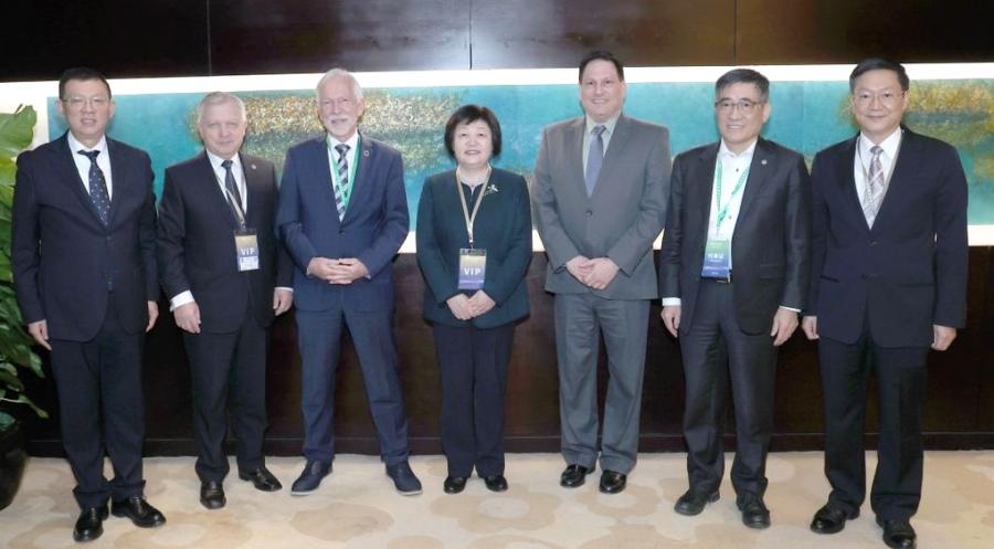 President Professor Sibrandes Poppema, alongside China's Minister of Education Huai Jinping, and with the Center for Language Education and Cooperation (CLEC) consultant team, led by Ma Jianfei.
