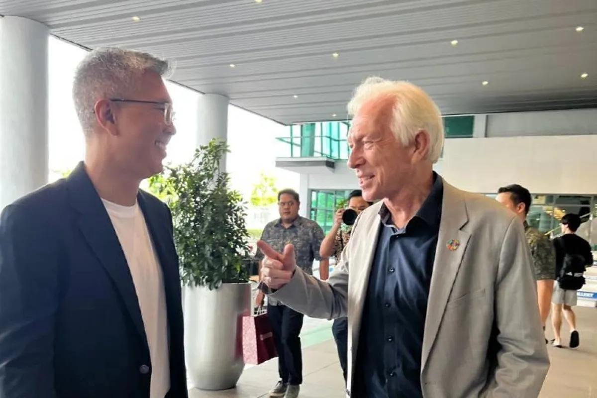  Tengku Datuk Seri Zafrul Tengku Abdul Aziz and Prof Sibrandes